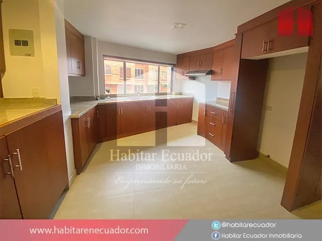 Arriendo departamento en Cuenca sector Av. 12 Octubre (AR3318)