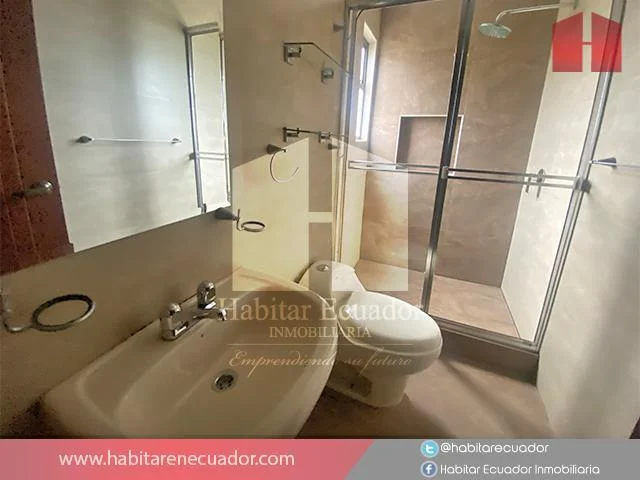 Arriendo departamento en Cuenca sector Av. 12 Octubre (AR3318)