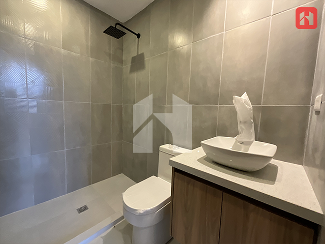 Vendo casa en Cuenca sector Mall de Racar. Aplica crédito VIP (CV3814)