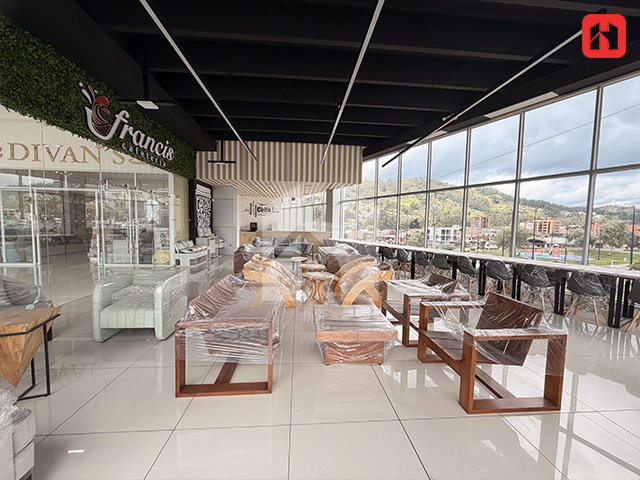 Rento local en Plaza Comercial en Cuenca – sector Narancay (AR4058)