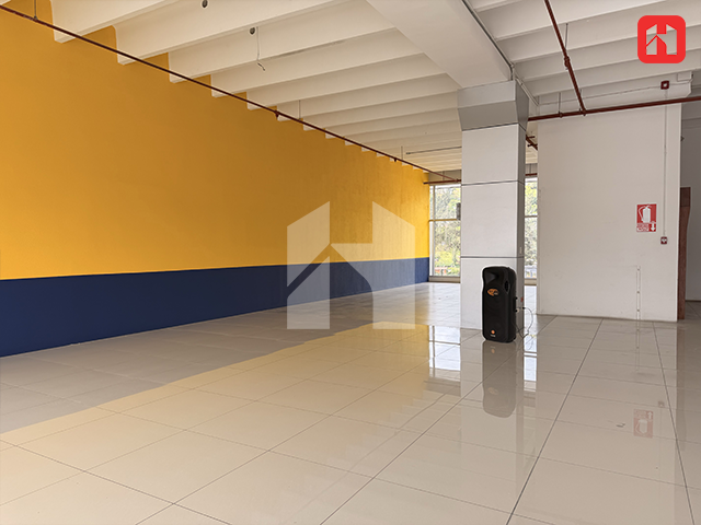 Rento Local en plaza comercial en Cuenca-sector Narancay (AR4059)