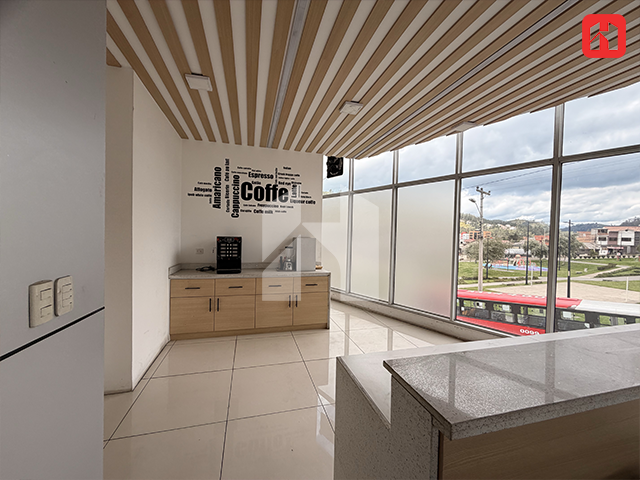 Rento local en Plaza Comercial en Cuenca – sector Narancay (AR4058)