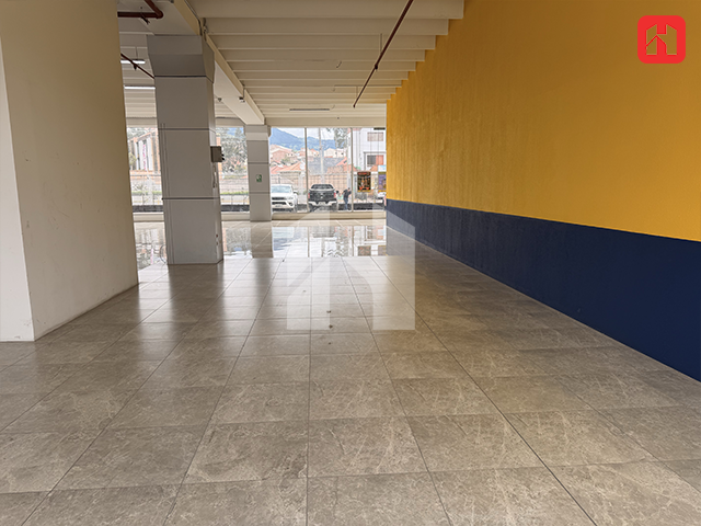 Rento Local en plaza comercial en Cuenca-sector Narancay (AR4059)