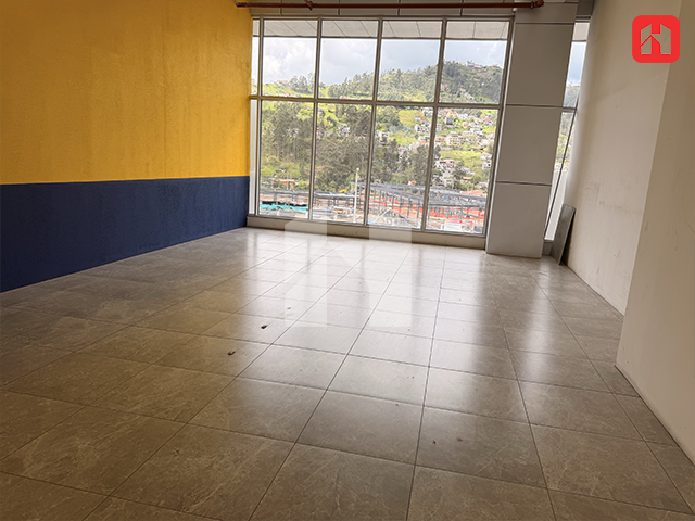 Rento Local en plaza comercial en Cuenca-sector Narancay (AR4059)