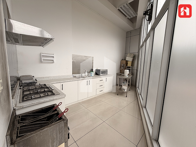 Rento local en Plaza Comercial en Cuenca – sector Narancay (AR4058)