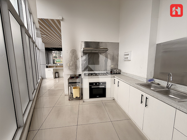 Rento local en Plaza Comercial en Cuenca – sector Narancay (AR4058)