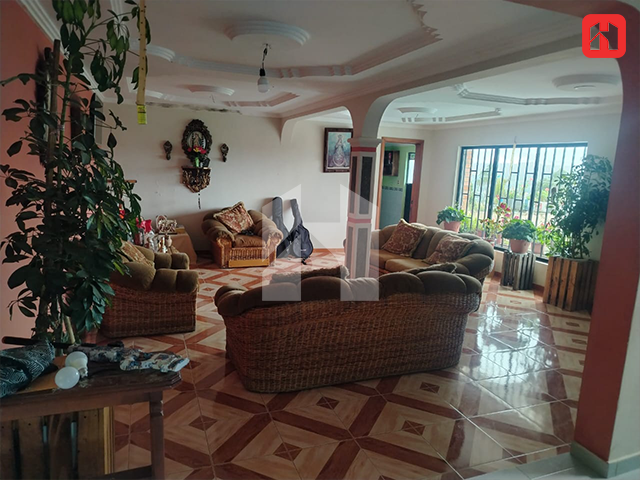 Vendo casa con amplio terreno en Tarqui – Sector El Verde (CV4077)