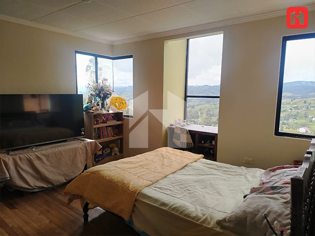 Vendo casa con amplio terreno en Tarqui – Sector El Verde (CV4077)