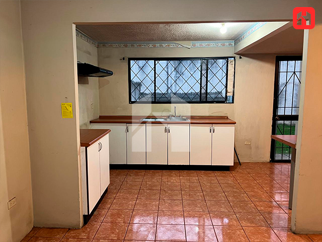 ARRIENDO CASA ACONDICIONADA PARA NEGOCIO EN CUENCA SECTOR RACAR (AR3697)