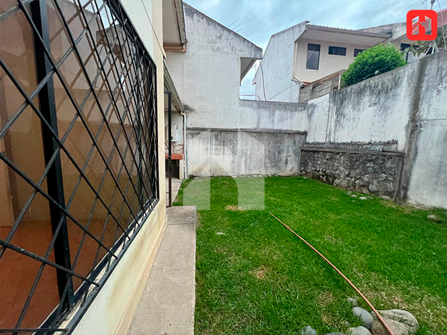 ARRIENDO CASA ACONDICIONADA PARA NEGOCIO EN CUENCA SECTOR RACAR (AR3697)