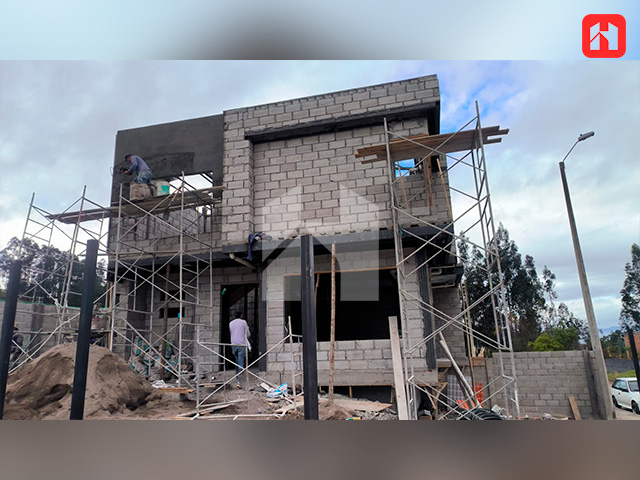 Vendo casa dentro de urbanización privada en Cuenca – Sector Ochoa León(CV4086)