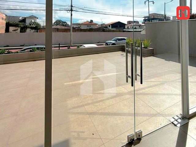 Arriendo local comercial en Cuenca – Av. Remigio Tamaríz (AR4184D)